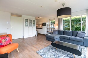 TV - Island house with grass (play) field, green hedges and an open view. (OUDE-TONGE)