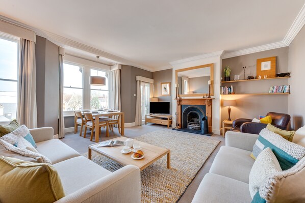 TV, fireplace