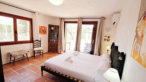 A bedroom with a bed, a chair, a desk, and a window. - Argentario - sea view villa with private pool in Benissa (Benissa)
