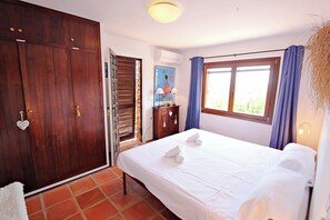 4 bedrooms, WiFi, bed sheets