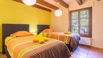 4 bedrooms, WiFi, bed sheets