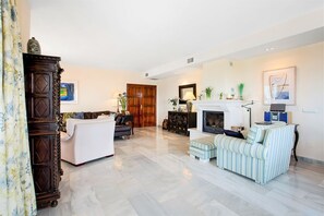 Télévision, lecteur de DVD, table de tennis de table, chaîne hi-fi