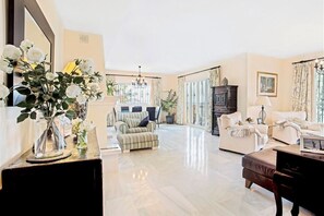 Televisie, een dvd-speler, een tafeltennistafel en een stereo