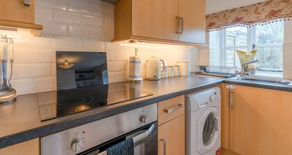 Forsythia Cottage - sleeps 3 guests  in 2 bedrooms