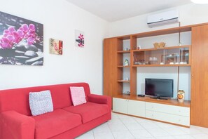 TV, fireplace - Lovely apartment for 8 guests with pool, A/C, WIFI, TV, patio and pets allowed (Olbia)