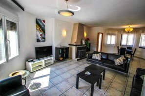TV, fireplace, DVD player