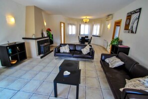 Televisie, een open haard en een dvd-speler