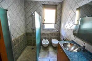 Shower, hair dryer, towels - Aldebarán - Modern Interiors, Pool & Walk to Beach (Teulada)
