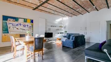 Una televisión, un reproductor de DVD, un reproductor estéreo