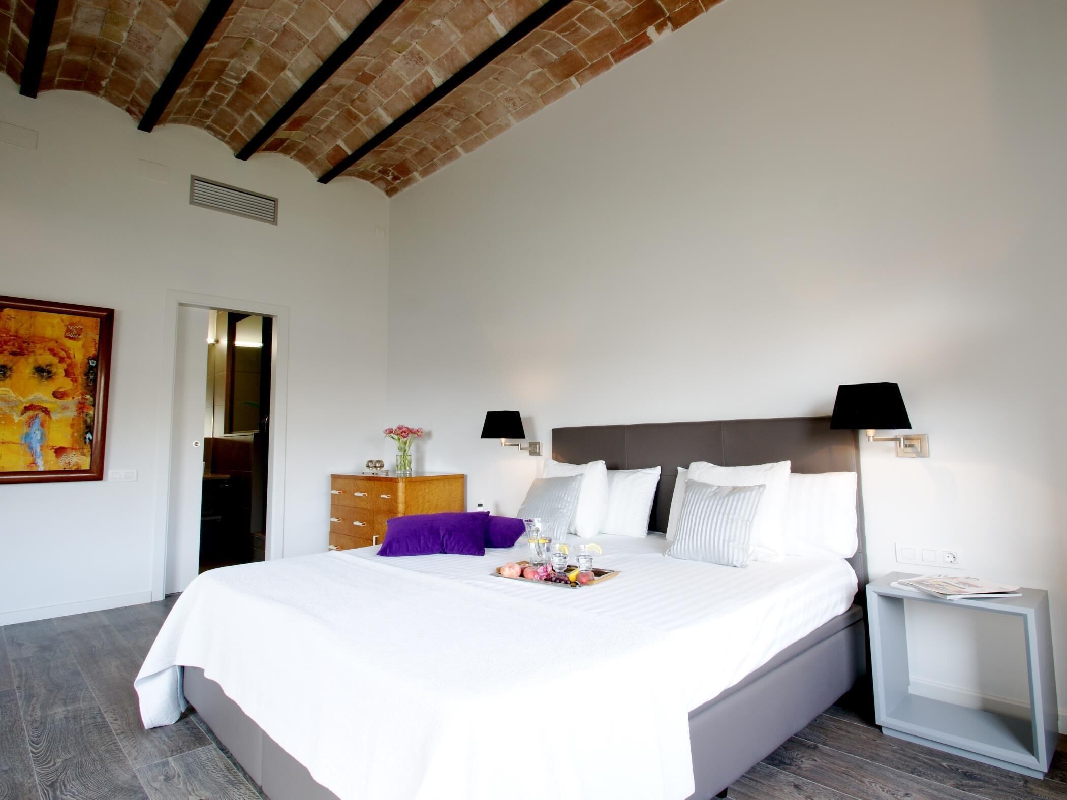 2 bedrooms, iron/ironing board, internet, bed sheets