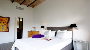 2 bedrooms, iron/ironing board, internet, bed sheets