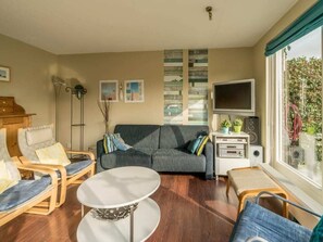 Una televisión, un reproductor de DVD, un reproductor estéreo