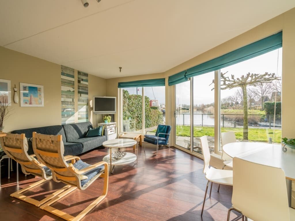 Télévision, lecteur de DVD, chaîne hi-fi