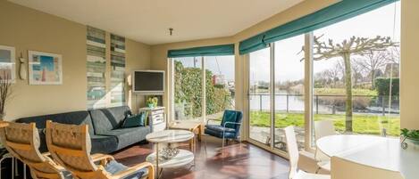 Télévision, lecteur de DVD, chaîne hi-fi