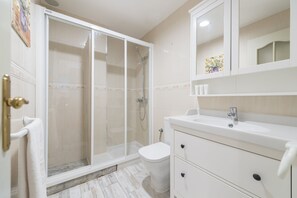 Combined shower/bathtub, hair dryer, towels - Sweets Garden Apartment 45 (Las Palmas)