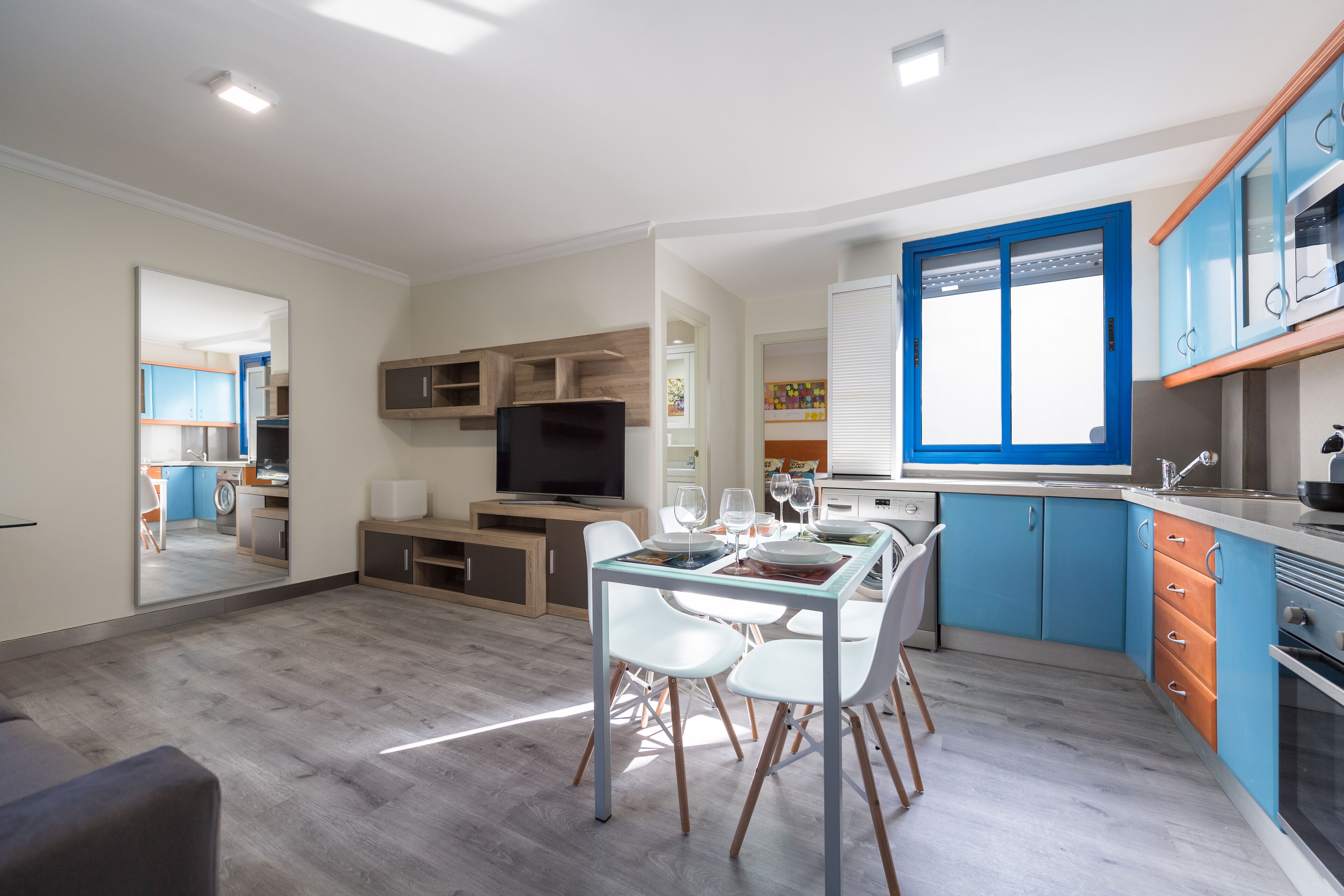 Køleskab, mikrobølgeovn, ovn, kaffe-/temaskine