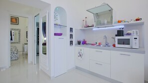 Fridge, microwave, stovetop, coffee/tea maker