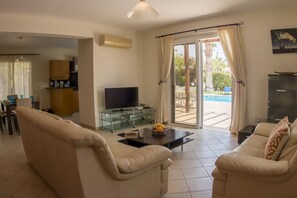 TV, DVD player, books - Villa Casa Mia by Ezoria Villas (Coral Bay)