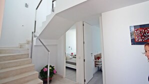 Ein modernes Interieur mit einer Treppe, die zu einem Schlafzimmer führt.