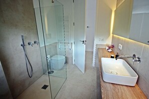 Baignoire, sĂšche-cheveux, serviettes fournies