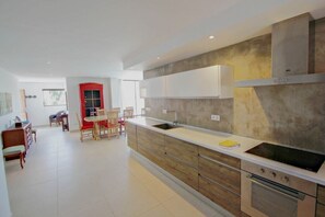 Frigorífico, microondas, horno y placa de cocina