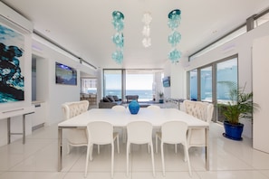 Classic Apartment, 1 Bedroom, Sea View | In-room dining
