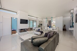 クラシック アパートメント 1 ベッドルーム シービュー | リビング エリア | 薄型テレビ