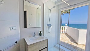 Shower, hair dryer, towels - Villa Charlie - Denia, Costa Blanca (Denia)