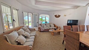 TV, DVD player, stereo - Villa Charlie - Denia, Costa Blanca (Denia)