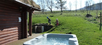 Hirsimökki Hot Tub | Vuodepaikkoja 4 | Vuonna Cairngorm National Park | hyväksyy Koirat