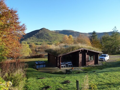 Log Cabin mit Hot Tub | Schlafen 4 | Im Cairngorm Nationalpark | akzeptiert Hunde