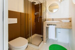 Ducha, secador de pelo, toallas y papel higiénico