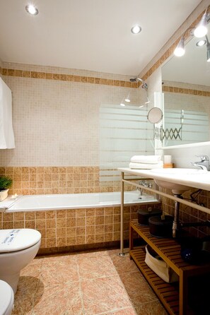 Douche, sèche-cheveux, serviettes fournies