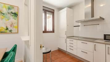 Fridge, microwave, oven, coffee/tea maker