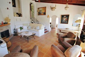 Televisie, een open haard en een dvd-speler