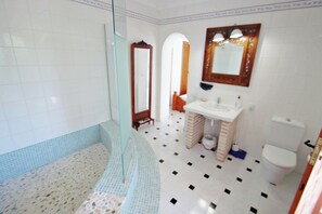 A bathroom with a shower, sink, toilet, and a mirror. - Tanja - modern, well-equipped villa with private pool in Costa Blanca (Benissa)