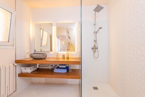 Combined shower/bathtub, hair dryer, towels