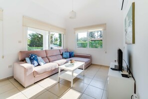 TV, DVD player, books - Villa Mikaella by Ezoria Villas (Coral Bay)