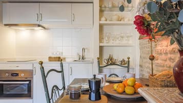 Fridge, microwave, oven, coffee/tea maker