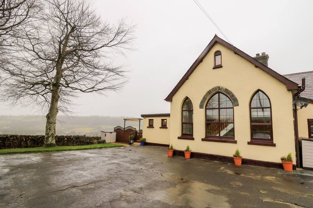 THE OLD SCHOOL, pet friendly, luxury holiday cottage in Lampeter