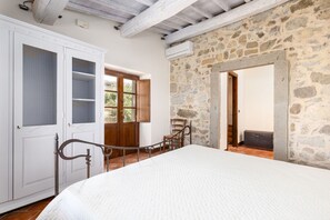 8 bedrooms, travel cot, free WiFi - Casale Santa Francesca - Country Villa with swimming pool in Orcia Valley, Tuscany (Campiglia D'orcia)