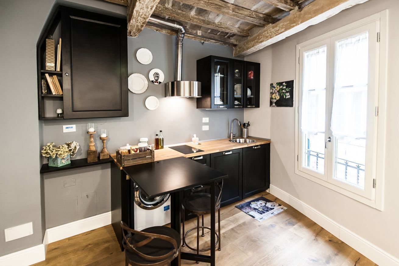 Micro-ondes, plaque de cuisson, cafetière/bouilloire, grille-pain