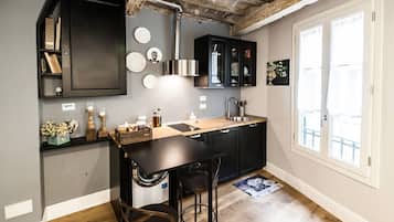 Mikrowelle, Herdplatte, Wasserkocher mit Kaffee-/Teezubehör, Toaster