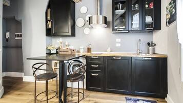 Micro-ondes, plaque de cuisson, cafetiĂšre/bouilloire, grille-pain