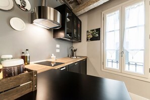 Micro-ondes, plaque de cuisson, cafetière/bouilloire, grille-pain