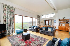 TV, DVD player - The Old Signal House -  a cottage that sleeps 9 guests  in 4 bedrooms (Ventnor)