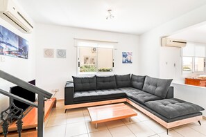 Fernseher, DVD-Player, Bücher