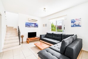 Fernseher, DVD-Player, Bücher