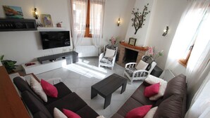 A living room with a sofa set, a coffee table, a TV, and a fireplace. - Kanky 10 - family-friendly holiday house in Benissa (Benissa)