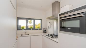 Frigorífico, microondas, placa de cocina y lavavajillas